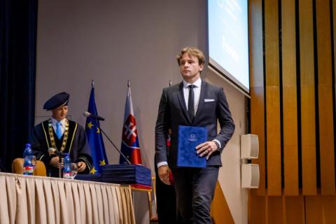 Slávnostné promócie absolventov bakalárskeho štúdia