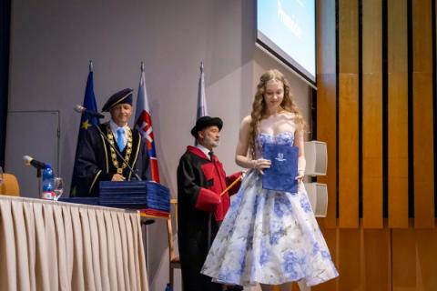 Slávnostné promócie absolventov bakalárskeho štúdia