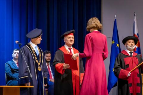 Slávnostné promócie absolventov bakalárskeho štúdia