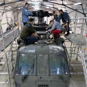 Prvé zoznámenie našich pedagógov a študentov s vrtuľníkom UH-60